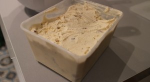 stocker la glace dans une boite en plastique - Glace à la vanille et aux éclats de noix de pecan