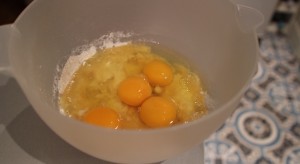 mélanger les oeufs et la farine avec le sucre - Le fameux gâteau au chocolat extra fondant