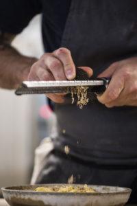 Mains du chef - Restaurant Robert le neobistrot qui eveille vos papilles